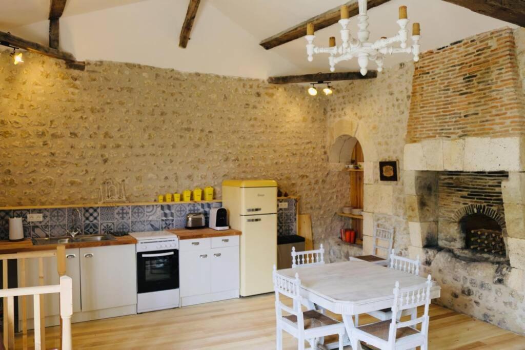 As Seen On A New Life In The Sun - Beautiful 3 Bedroom Cottage With Shared Pool Montboyer Exterior foto
