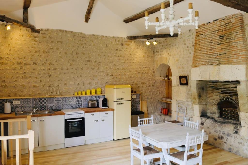As Seen On A New Life In The Sun - Beautiful 3 Bedroom Cottage With Shared Pool Montboyer Exterior foto